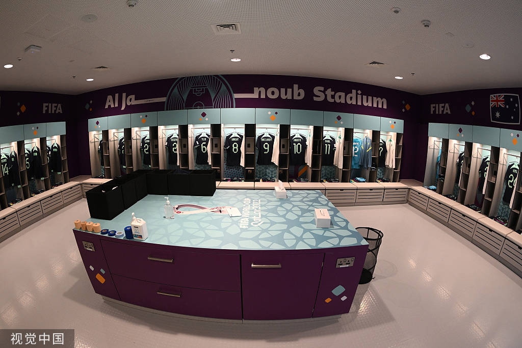 赛后更衣室氛围热烈 球员展望下一战继续冲击季后赛排名