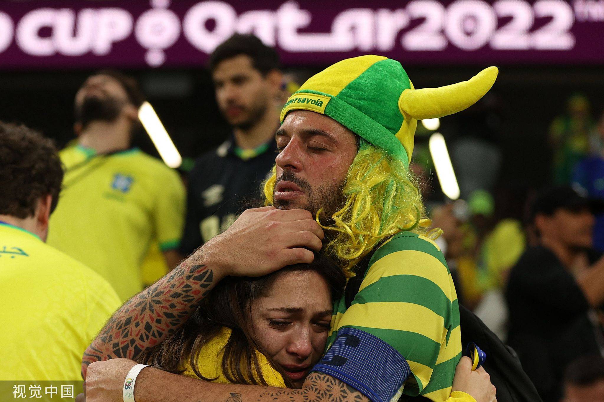 高清图看台巴西球迷难以平复情绪赛后痛哭流泪