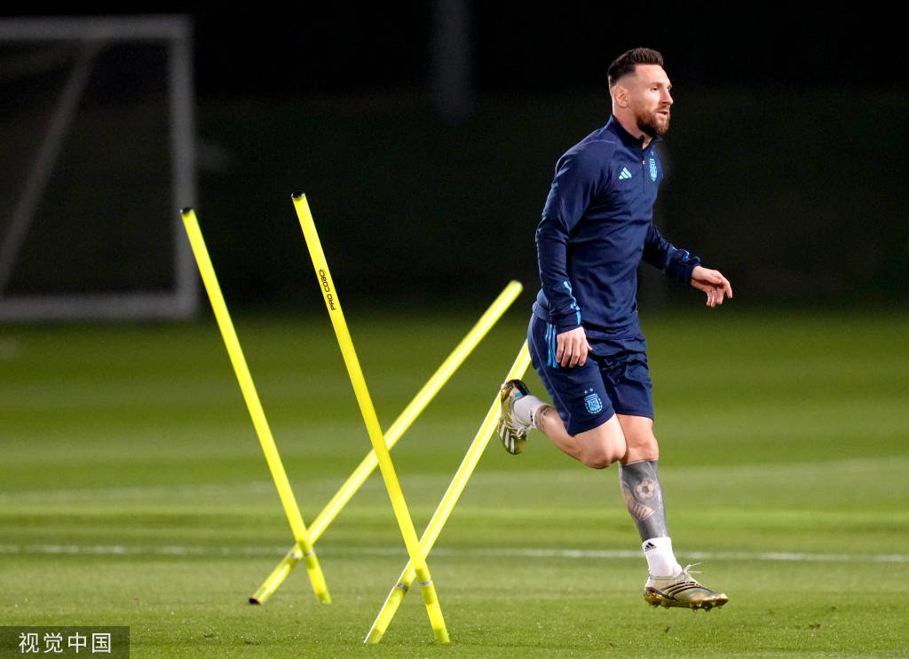 球迷高呼球王归来点燃全场