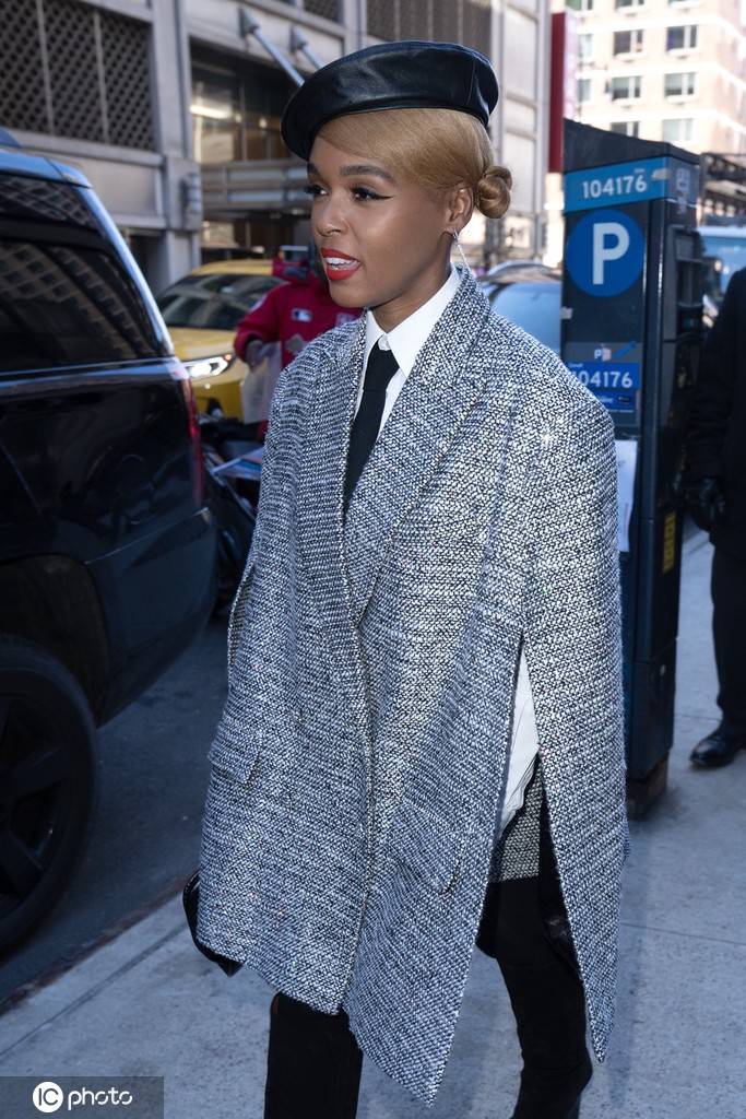 加奈儿-梦奈街头外出 头戴黑色贝雷帽古灵精怪-搜狐大视野-搜狐新闻