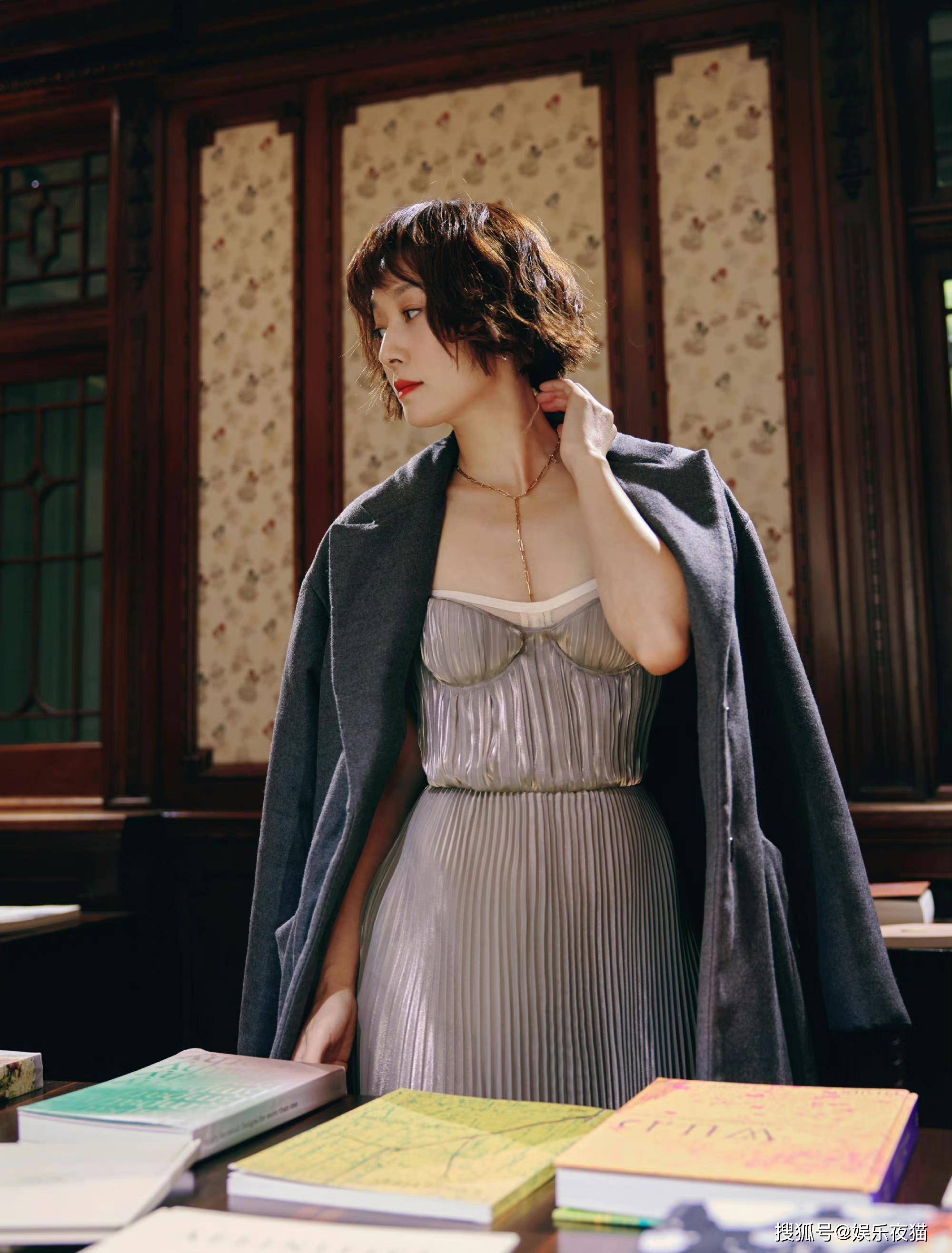 近日,马伊琍工作室晒出了一组最新的活动造型,简直就是重重的美颜暴击