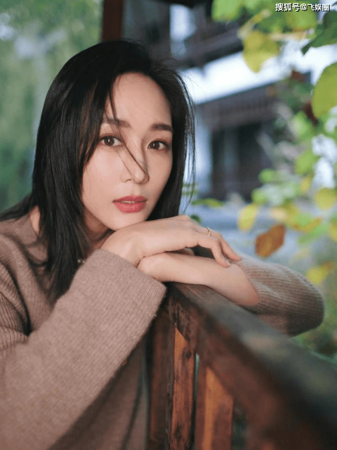 已经不惑之年的张钧甯,看上去依旧年轻漂亮,而且,她美得自然大气,热爱