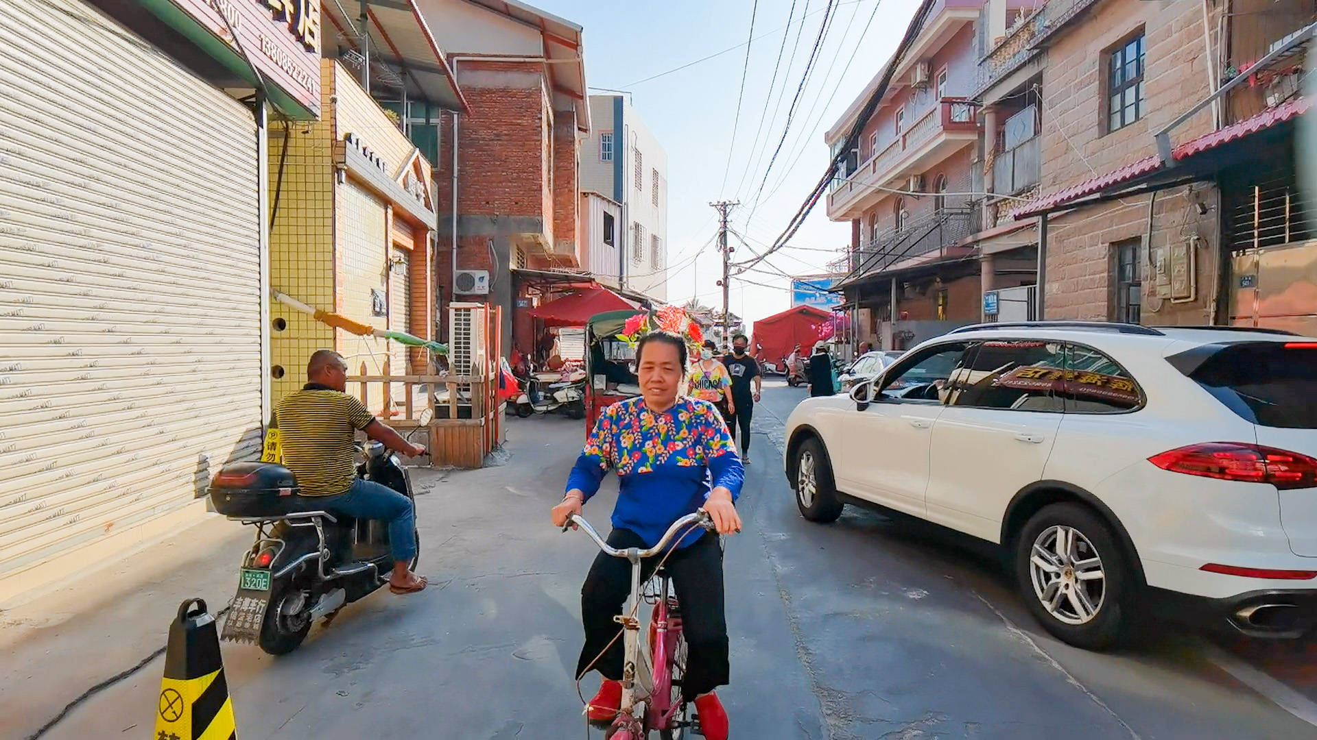 这个神秘的村落就是泉州丰泽区的蟳埔村,位于晋江与洛阳江之间的突出