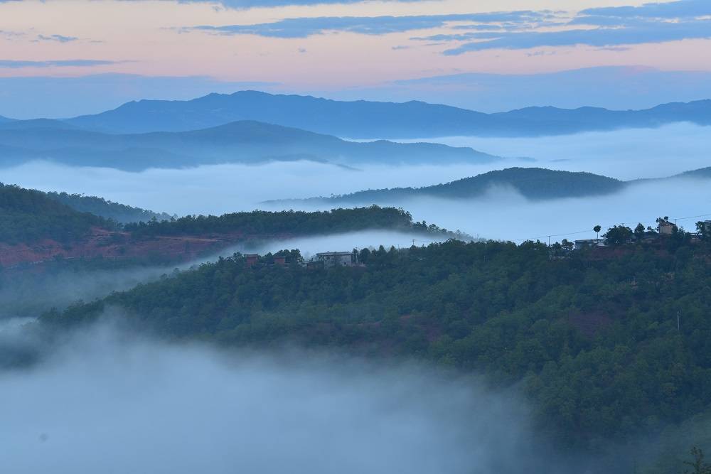 南华五街晨雾缭绕 宛若仙境_翻滚_群山_波涛