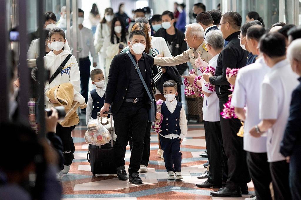 直击现场 泰国副总理赴机场接机 迎接首批中国游客 搜狐大视野 搜狐新闻