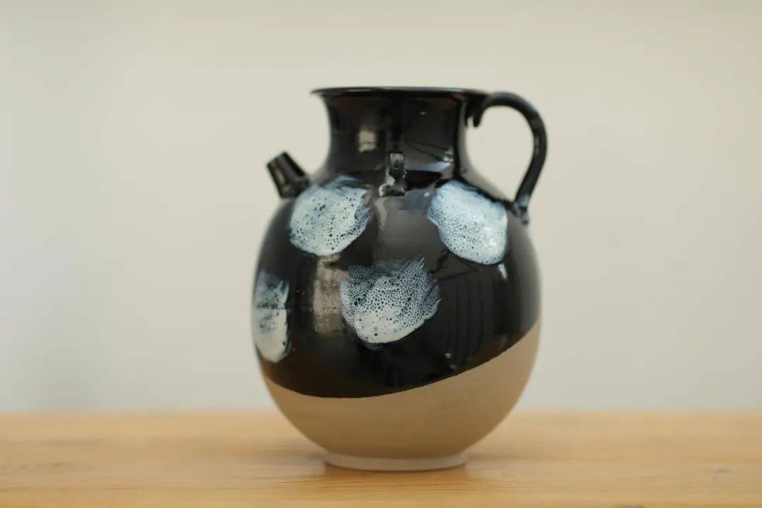 袁留福所烧制器物造型简约,饱满,大气,开放,随意而