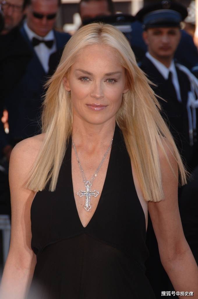 从头美到脚的《本能》女主莎朗·斯通,人过六十修成性感女王_stone