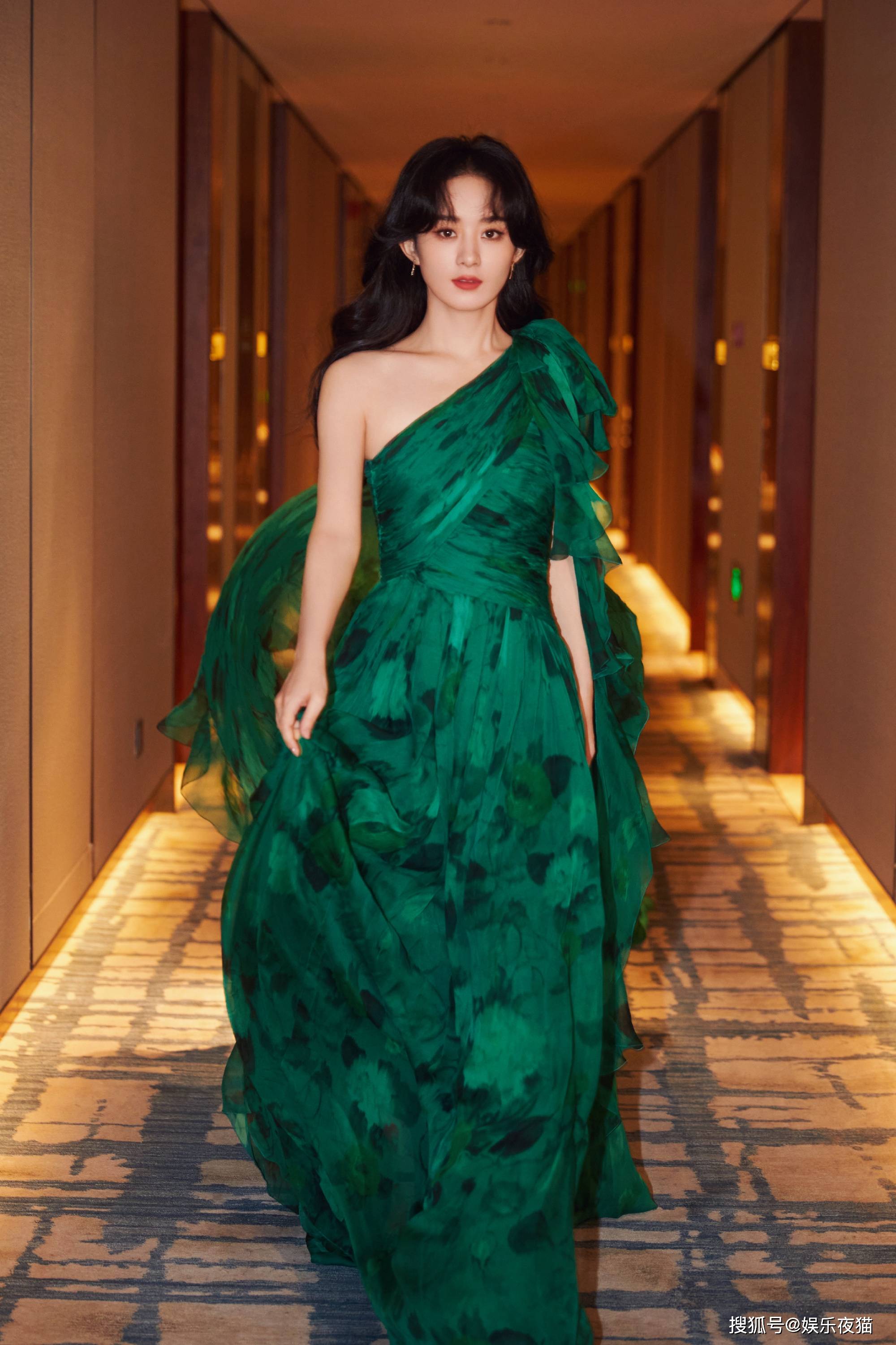 赵丽颖一袭墨绿斜肩裙写真，妆容精致女神范十足-搜狐大视野-搜狐新闻