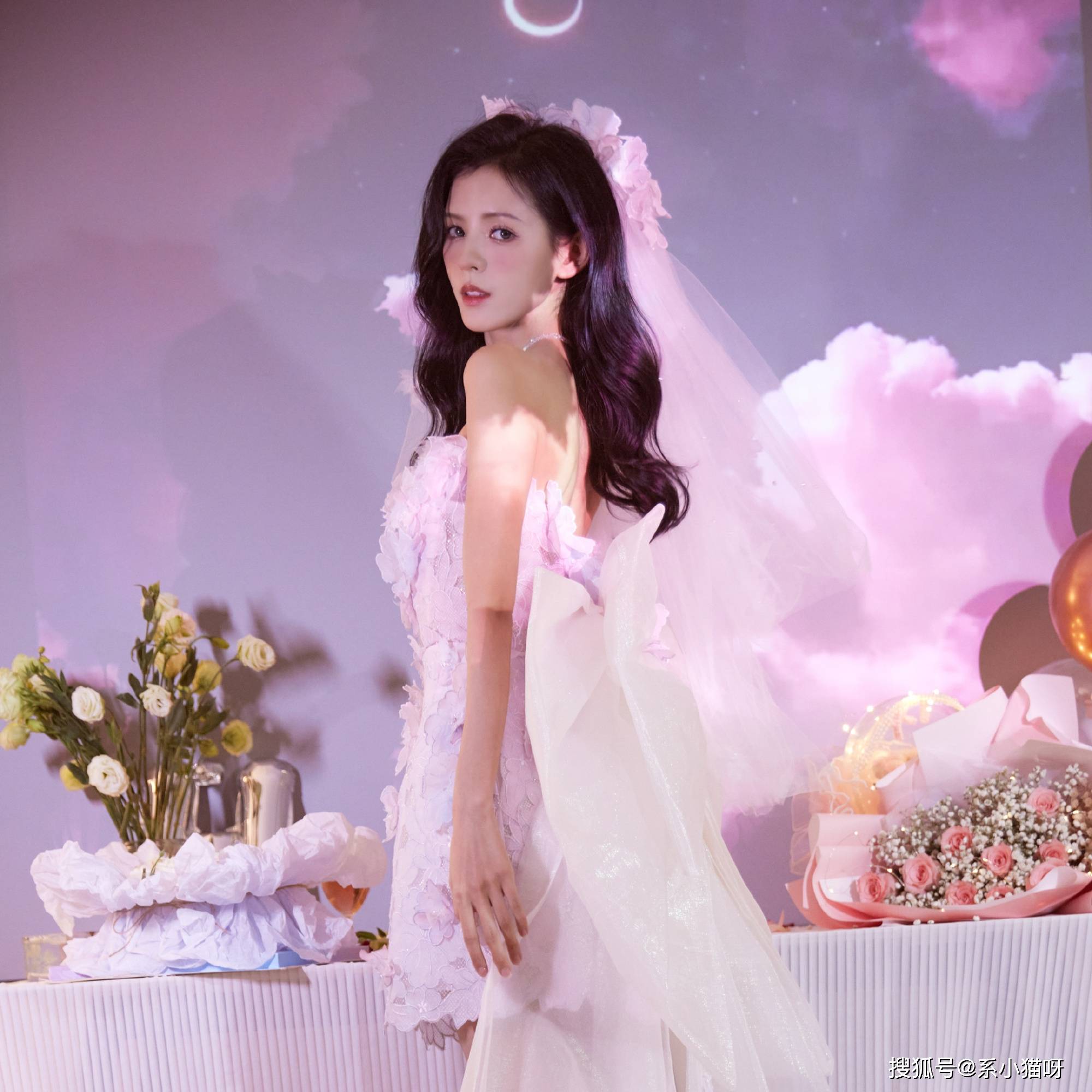张予曦身穿抹胸连衣裙，娇美迷人如同仙女-搜狐大视野-搜狐新闻