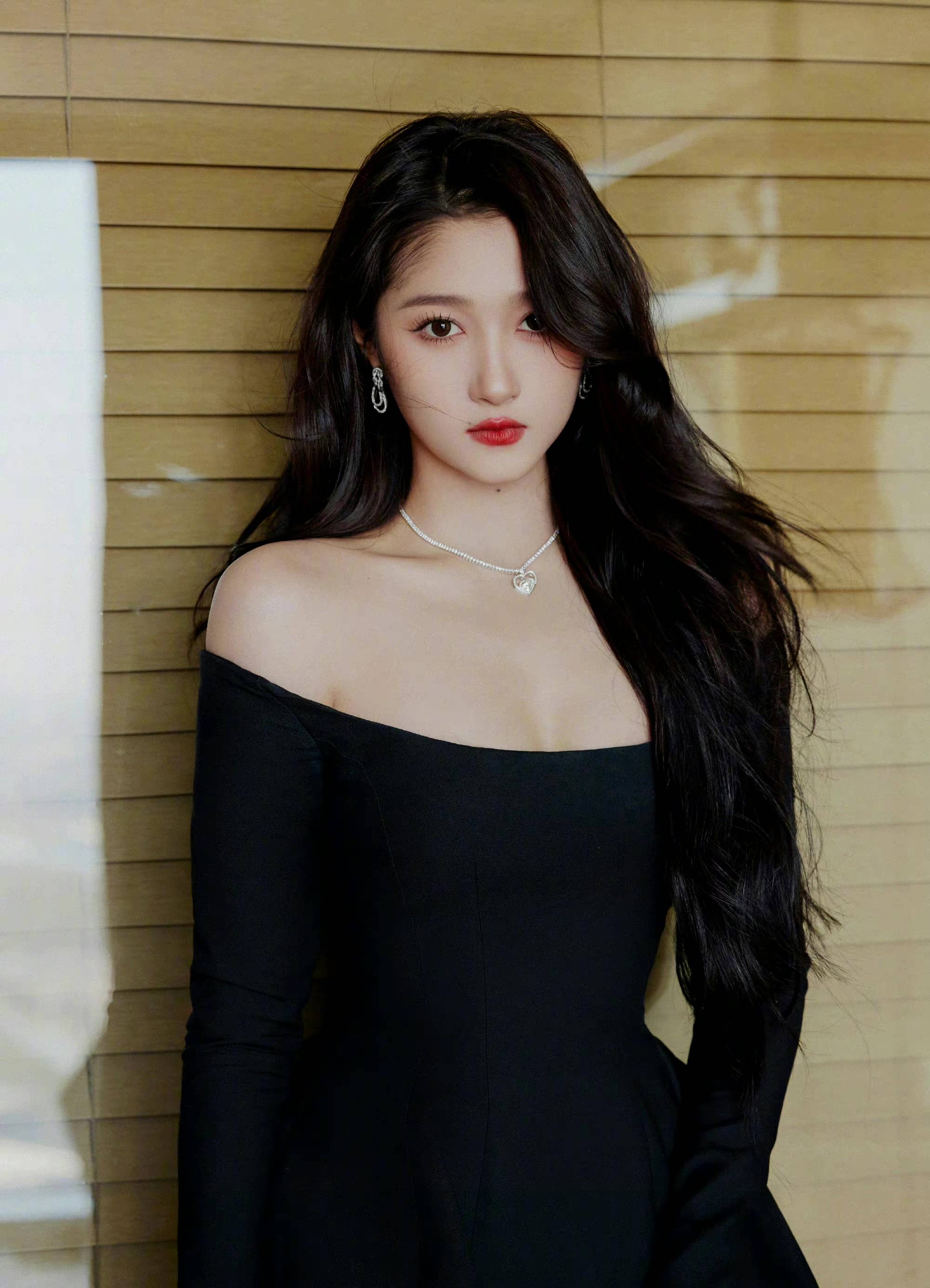 赵露思这件抹胸上衣是公主本主了!