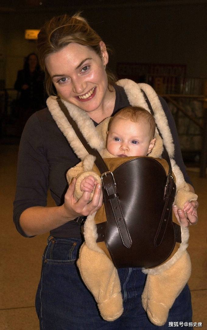 kate winslet)在希思罗机场(heathrow airport)旅行时抱着女儿米娅