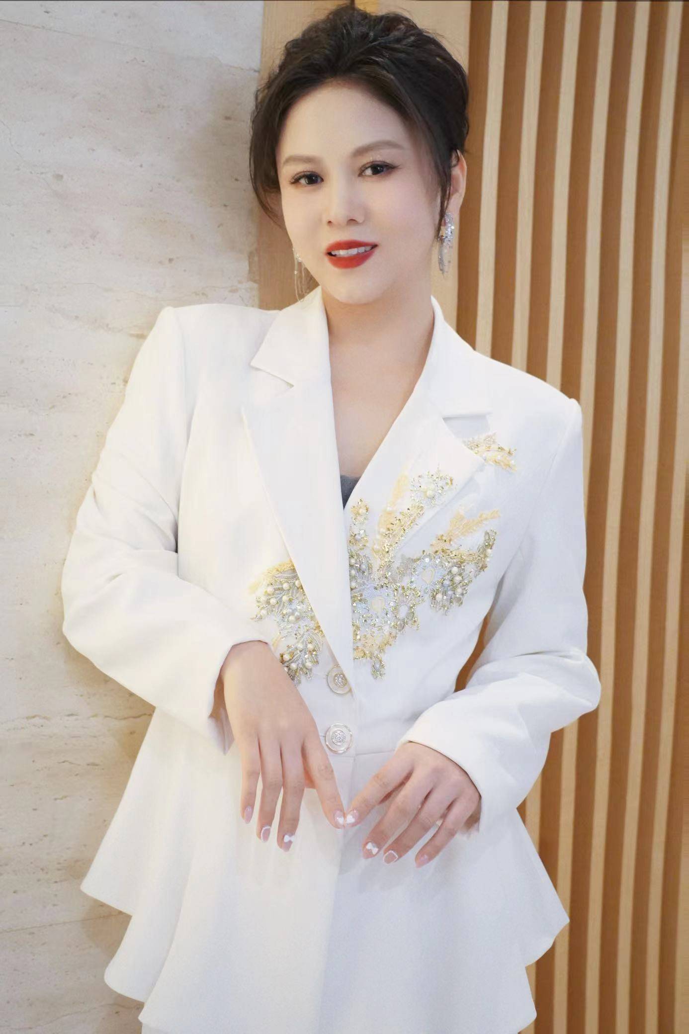 主持人刘美希最新白色西装写真来袭-搜狐大视野-搜狐新闻