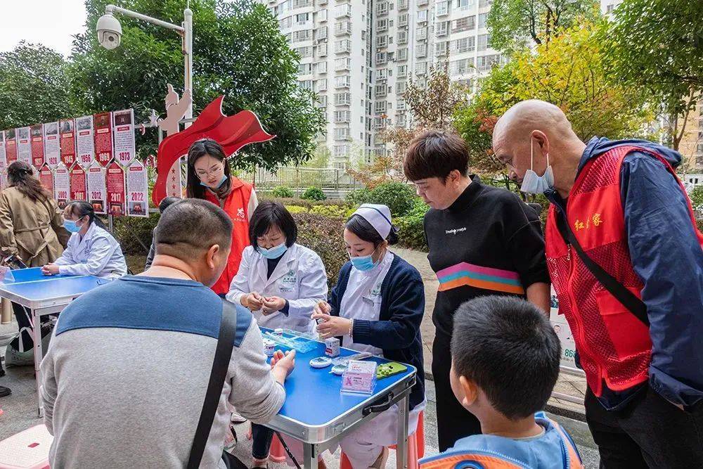 心系民生健康,爱康医院一众医护人员走进凯里市这个小区举办义诊服务