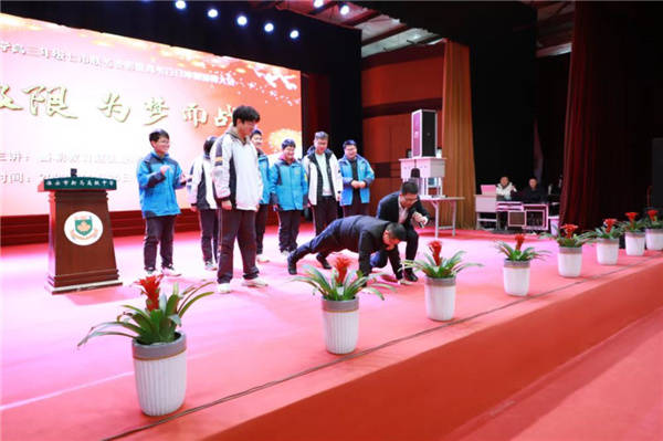 淮安市新马高中邀请知名心理辅导老师为高三学子做报告