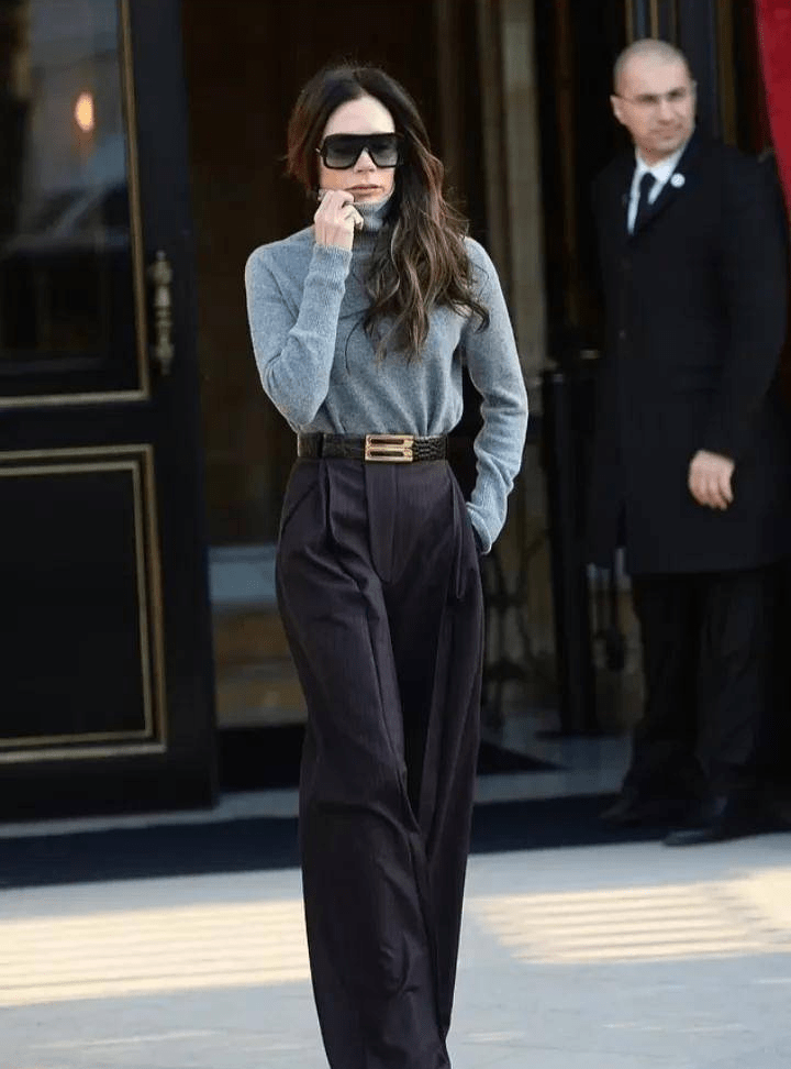 48岁贝嫂穿着高领毛衣,搭配条纹阔腿裤现身巴黎时装周,美丽大方