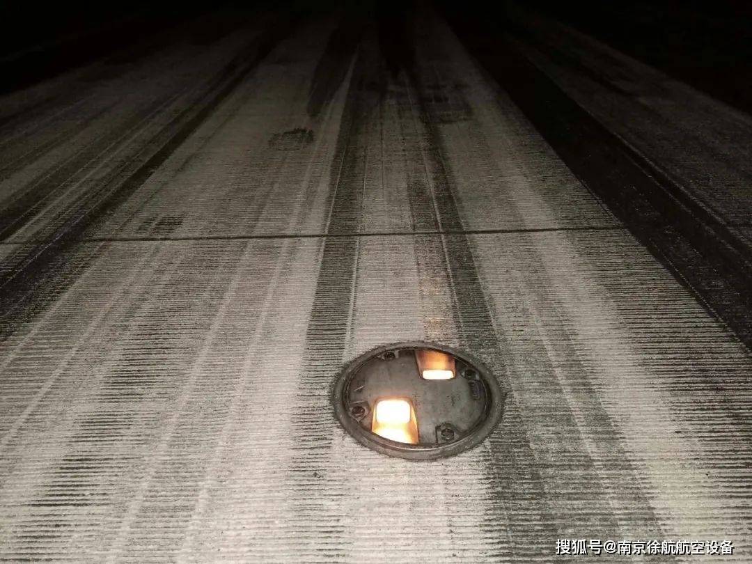 发出白色光线(接近跑道末端的为红色),用于表明标志跑道中线