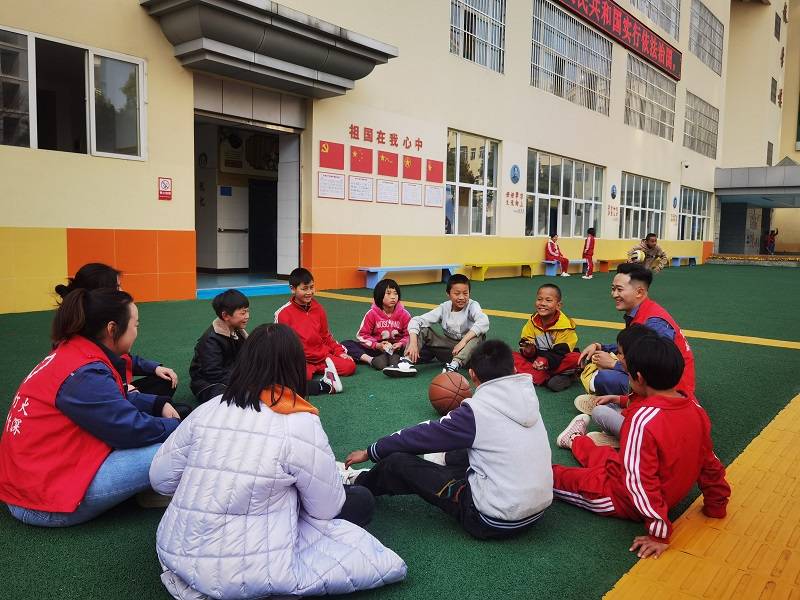 志愿者走进曲靖市特殊教育学校,通过做游戏等活动和学生们分享交流