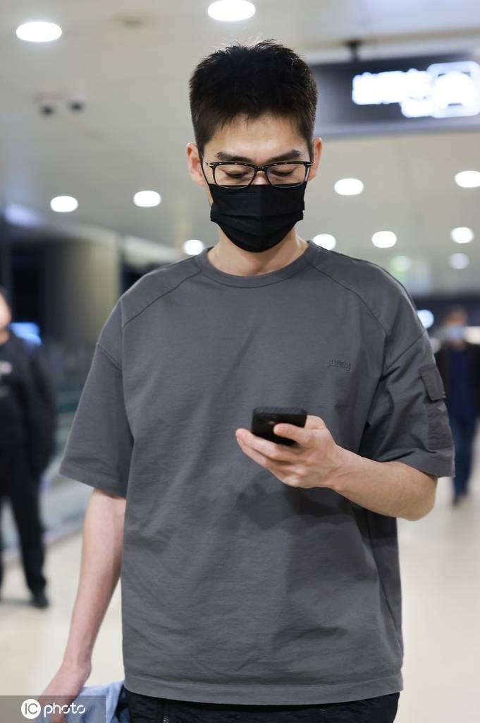 张翰身穿灰色t恤衫现身上海虹桥机场