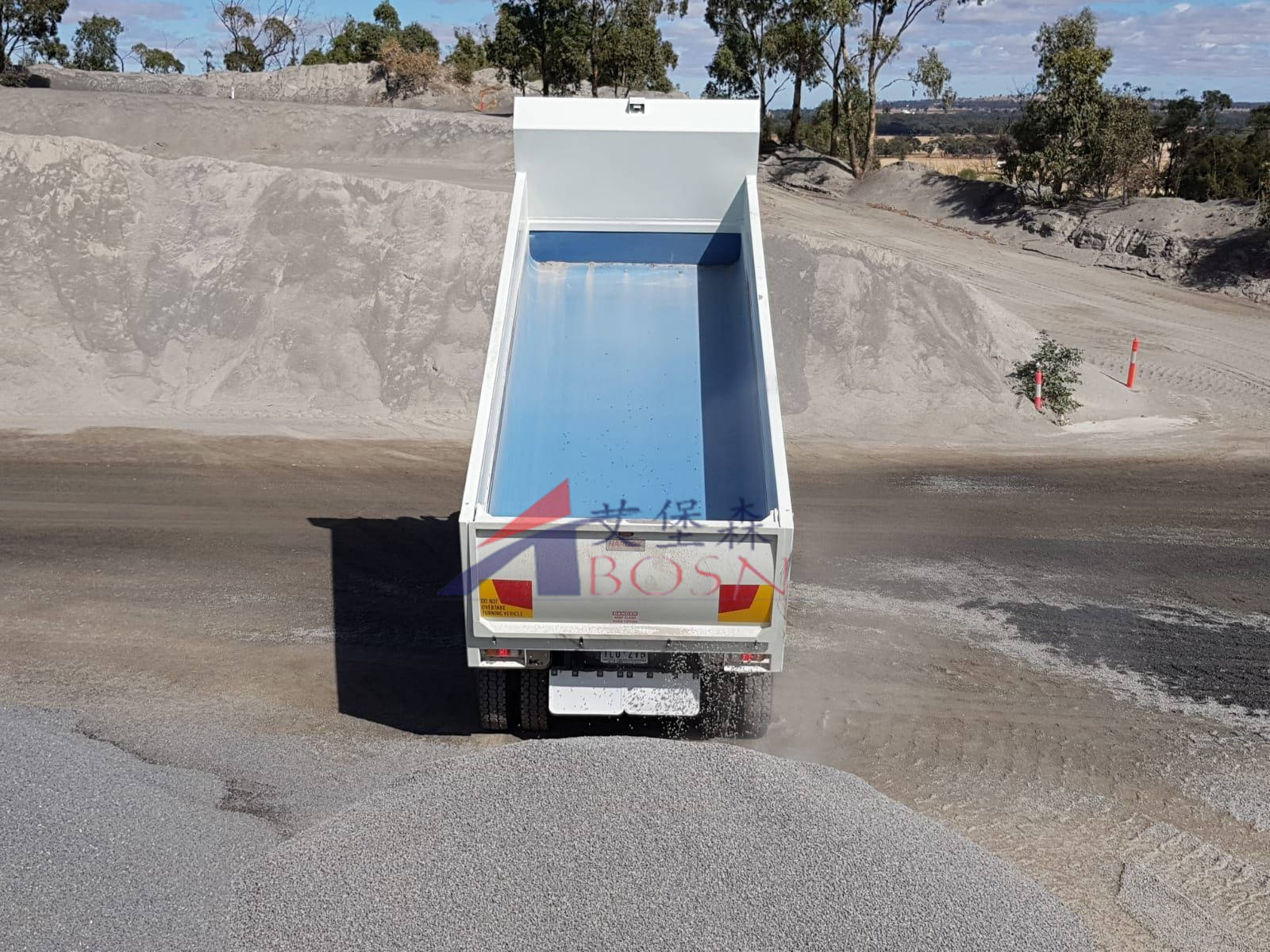 渣土车安装车厢滑板的三点原因_变形_表面_韧性