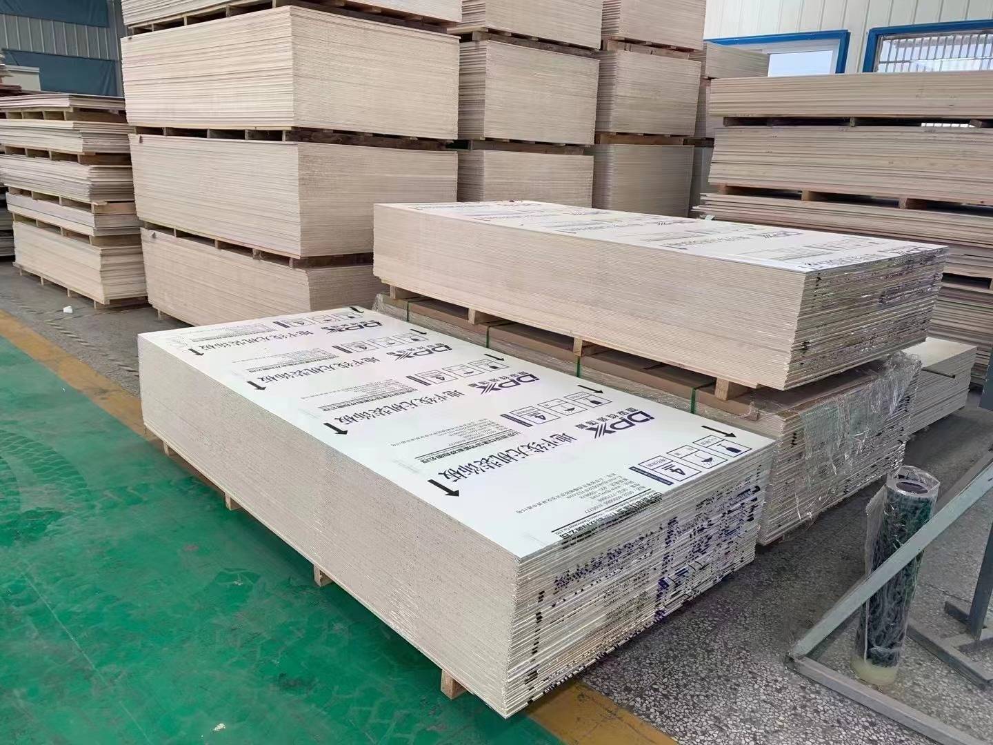 设计师在设计幼儿园的时候可以选用无机预涂板来装饰墙面