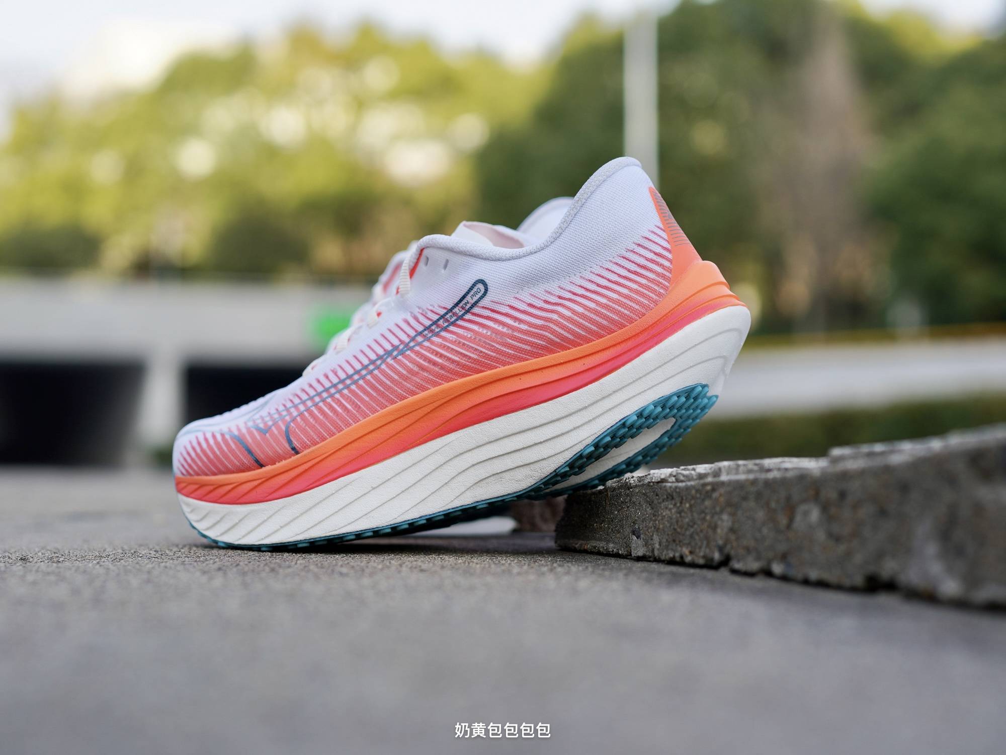 深度测评当下中底最厚的合规竞速跑鞋,美津浓"无后跟"wave rebellion