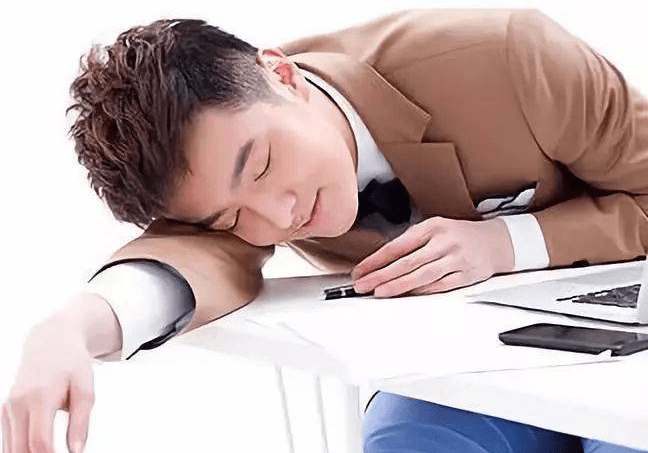 2,坐位斜侧趴睡或撑着头睡很多学生和上班族习惯趴着午睡,长时间下去