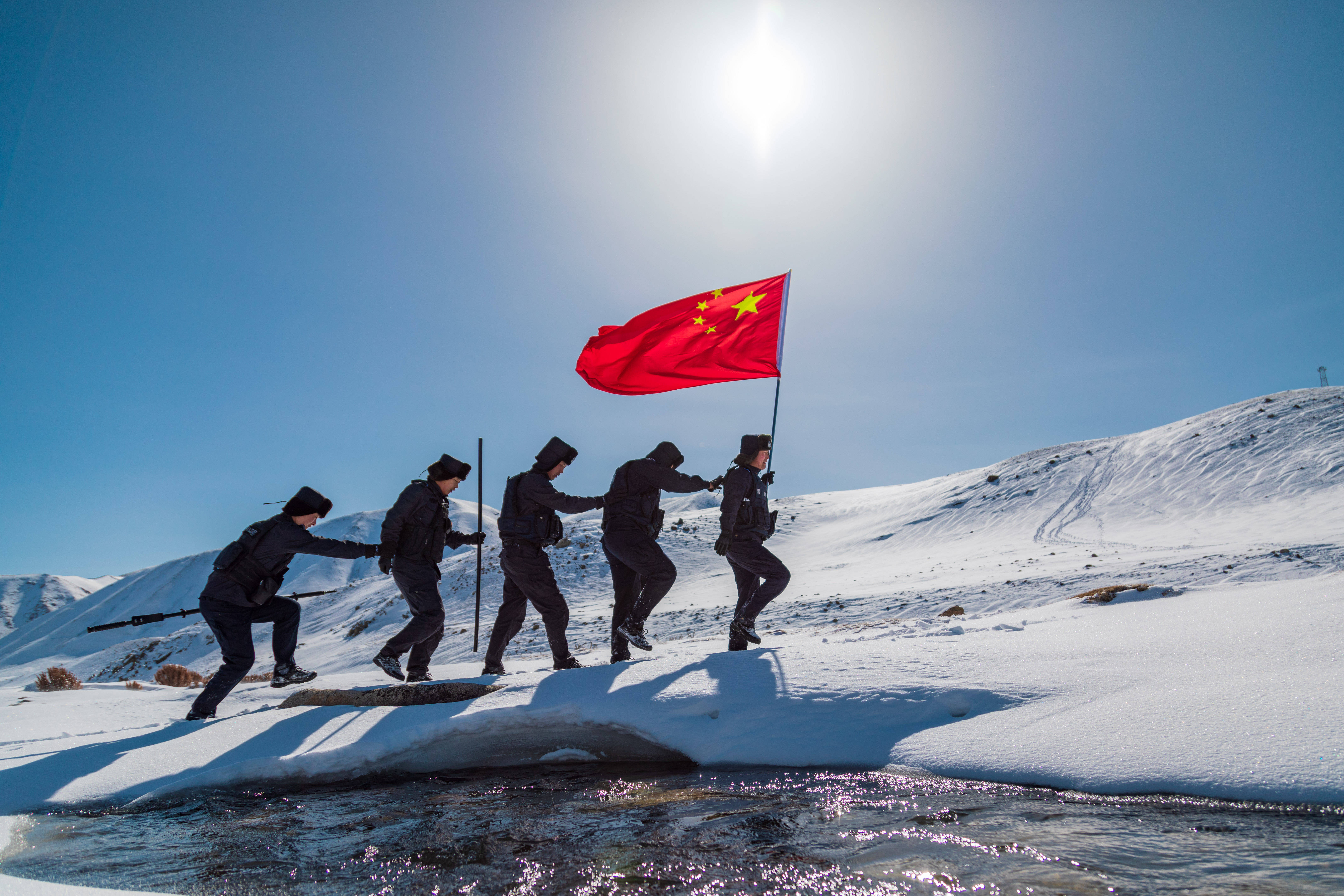 新疆博州:踏雪巡边保平安