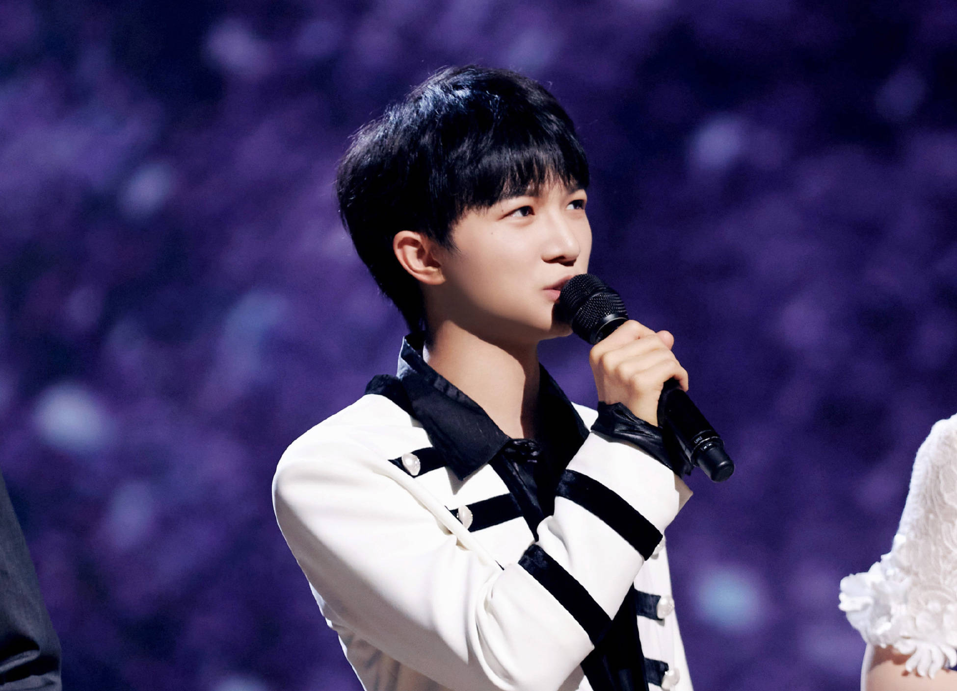 和光同尘终降临!周深亮相微博之夜,嗓音清澈舞台梦幻!_歌曲_观众_作品