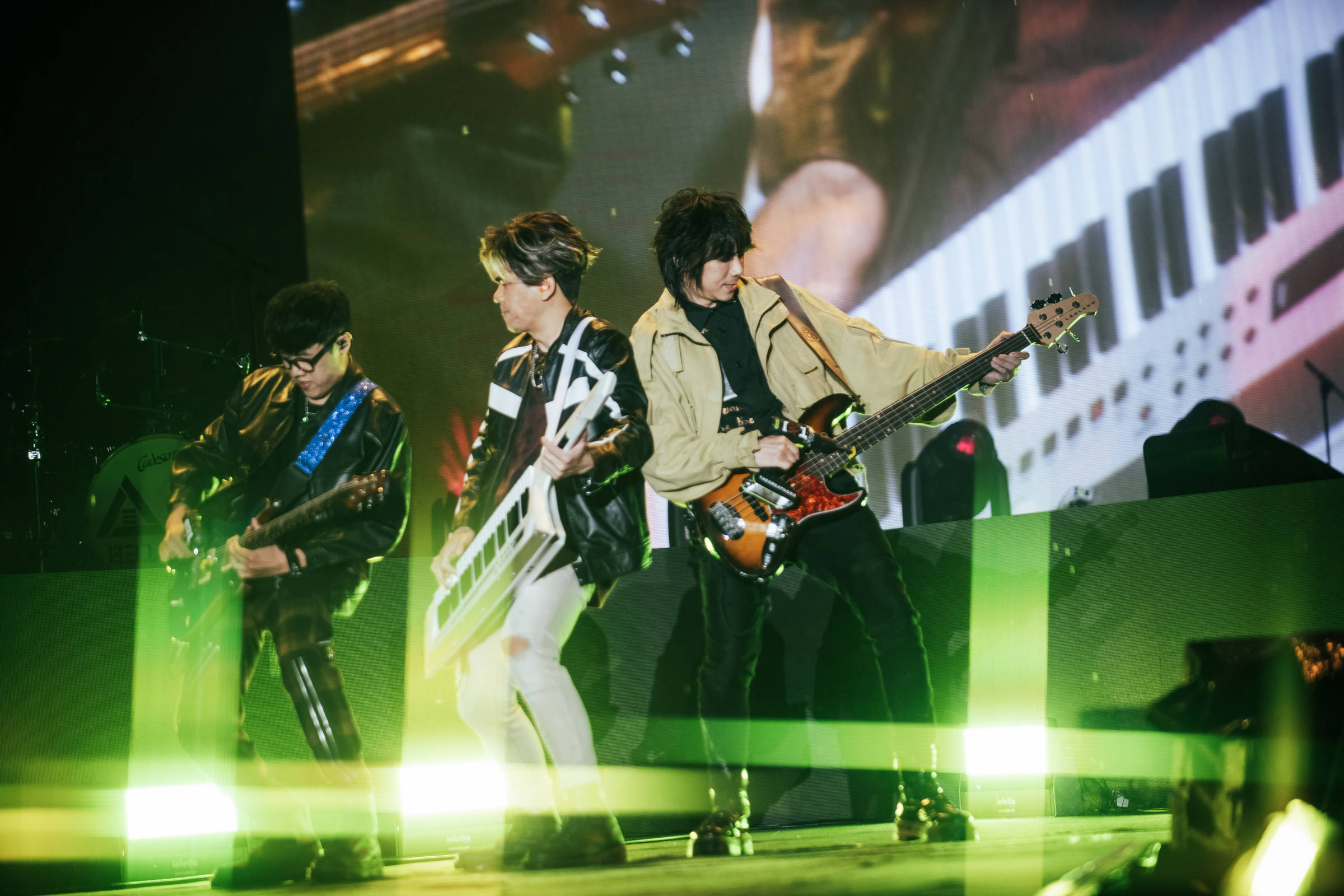 八三夭《颠倒世界》巡回演唱会香港站,暴雨中两度安可乐迷大满足!