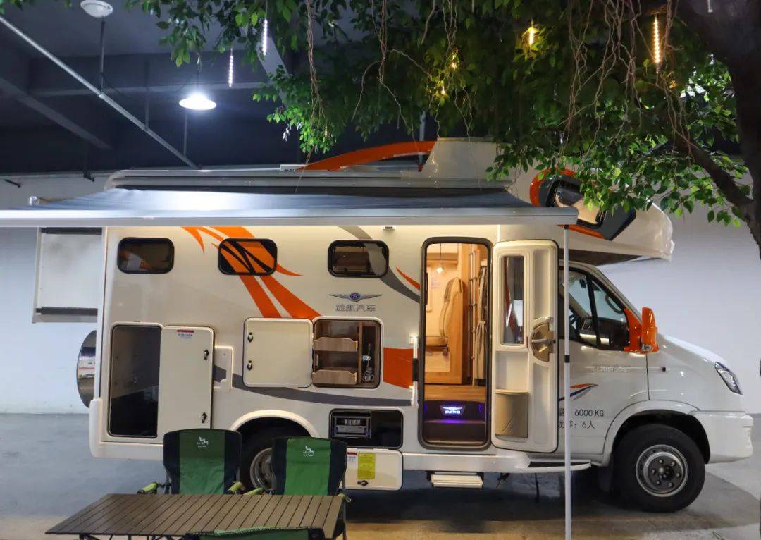 13洛阳房车展:旌航房车巍浩-4,600w太阳能,300升清水箱!