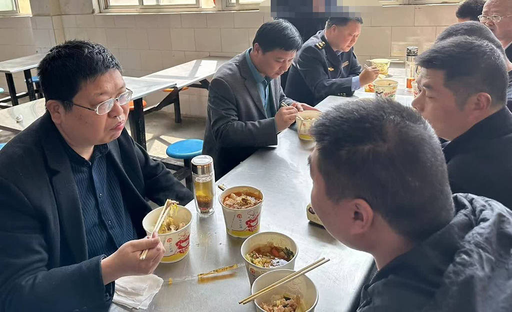 30日午饭时刻,九龙镇党委书记袁柱亭,副镇长李雪昌,市场所所长李成汉