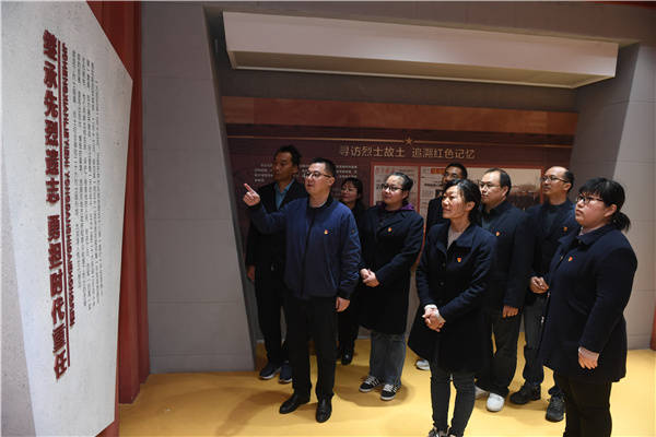 淮安分公司党员重温入党誓词 缅怀革命先烈(图6)
