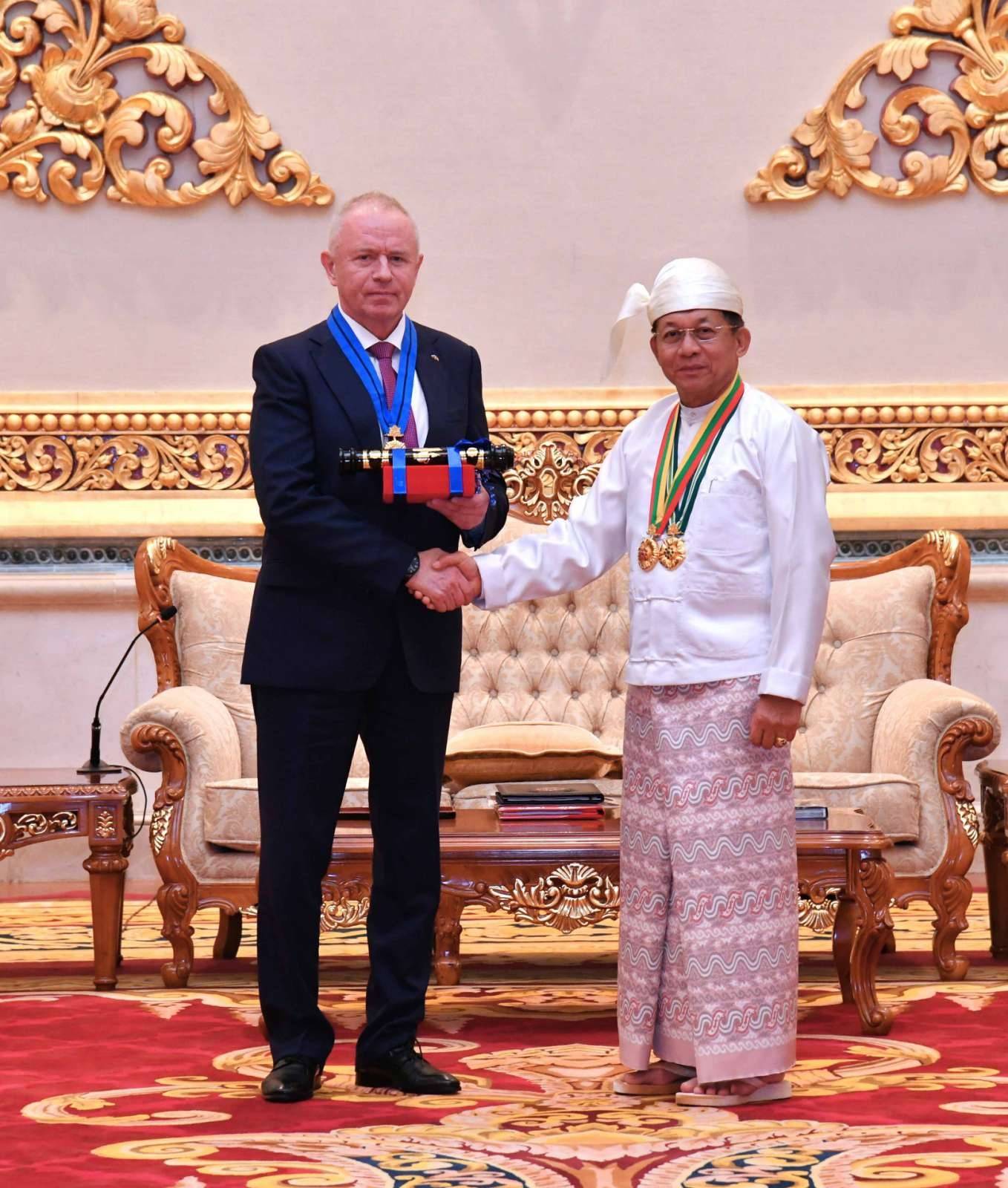 缅军总司令敏昂莱向俄罗斯国防部副部长授予荣誉称号,接受俄罗斯荣誉