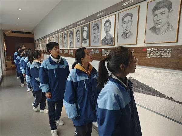淮安市新马高中清明组织祭扫烈士墓活动 (图4)