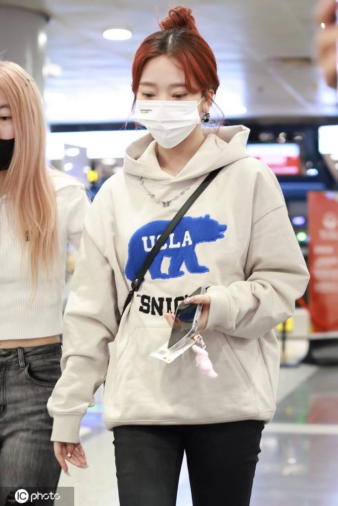 张紫宁北京机场出发身着印花卫衣童趣十足