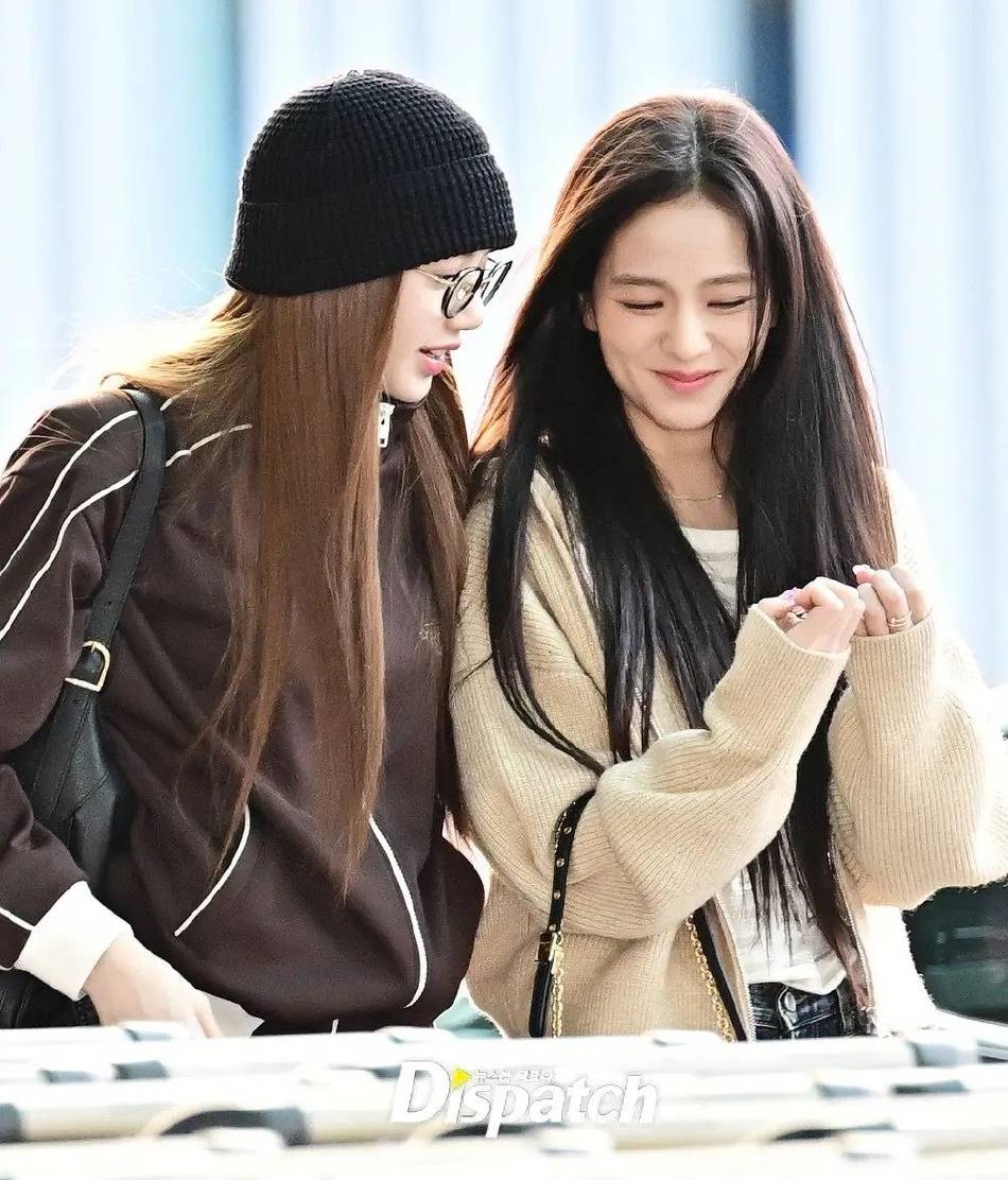 lisa和jisoo外出被拍 二人牵手奔跑宛如青春偶像剧-搜狐大视野-搜狐新闻