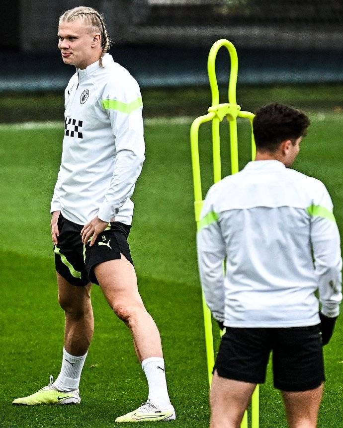 组图吃仁哈兰德梳双麻花辫球迷捂裆大笑似梦露