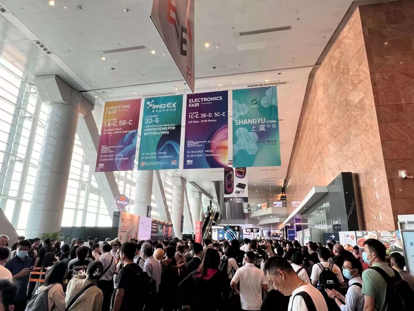 2023年香港电子展今日开幕 现场人头涌动-搜狐大视野-搜狐新闻