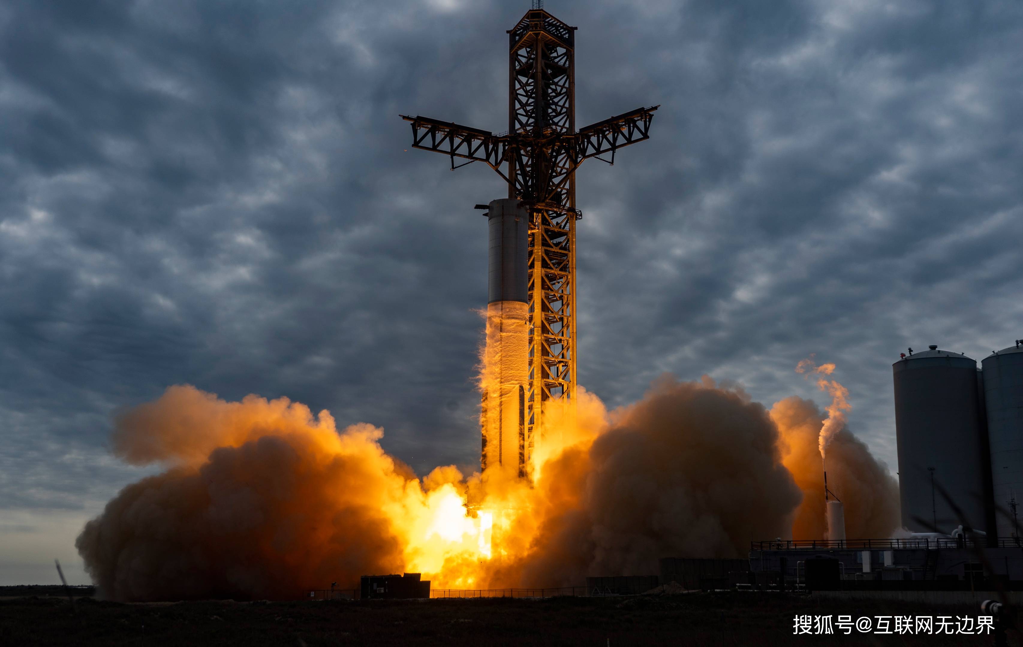 星舰已经进行了第一次静态点火测试,虽然测试时33台猛禽火箭发动机