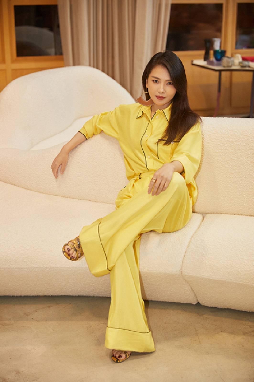 王珞丹身着bally 春夏女士优雅黑真丝长款半身裙出席东方卫视电视剧
