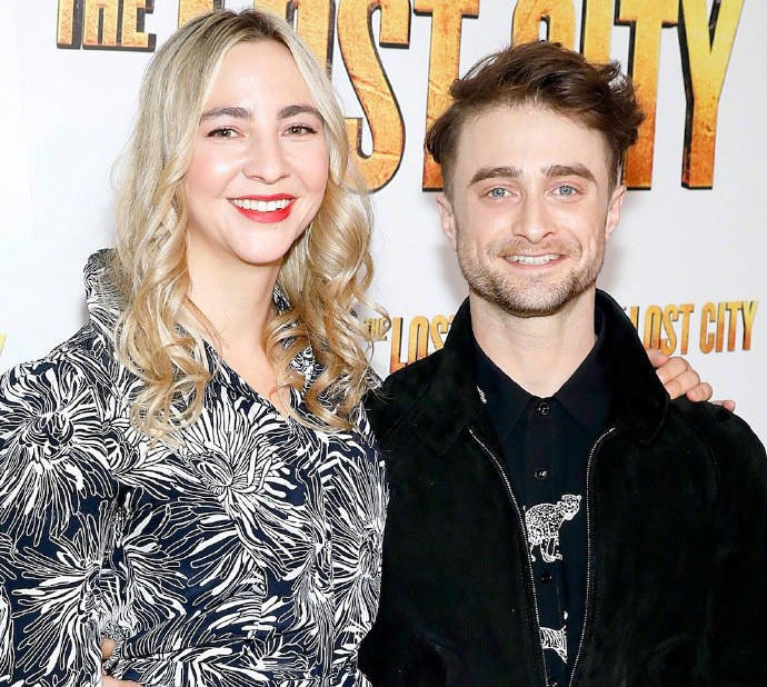 据悉,两人在影片《杀死汝爱》片场相识,到如今已交往十多年,上月通过