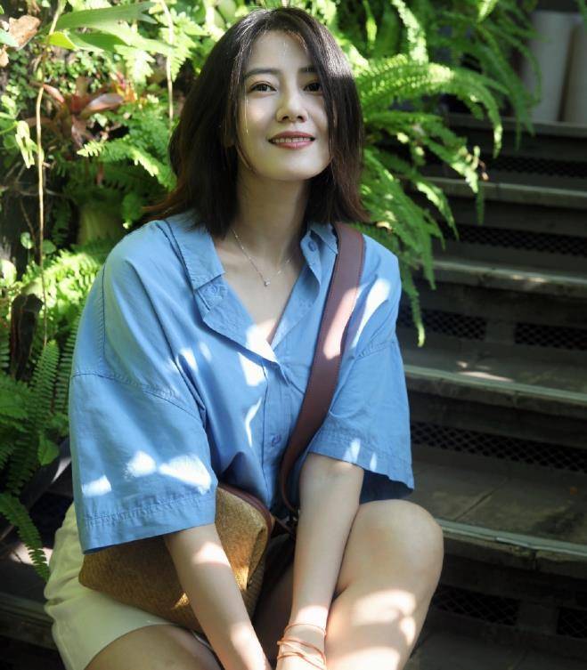 高圆圆随拍照曝光 沐浴阳光下闭眼甜笑_笑容_衬衫_短裤