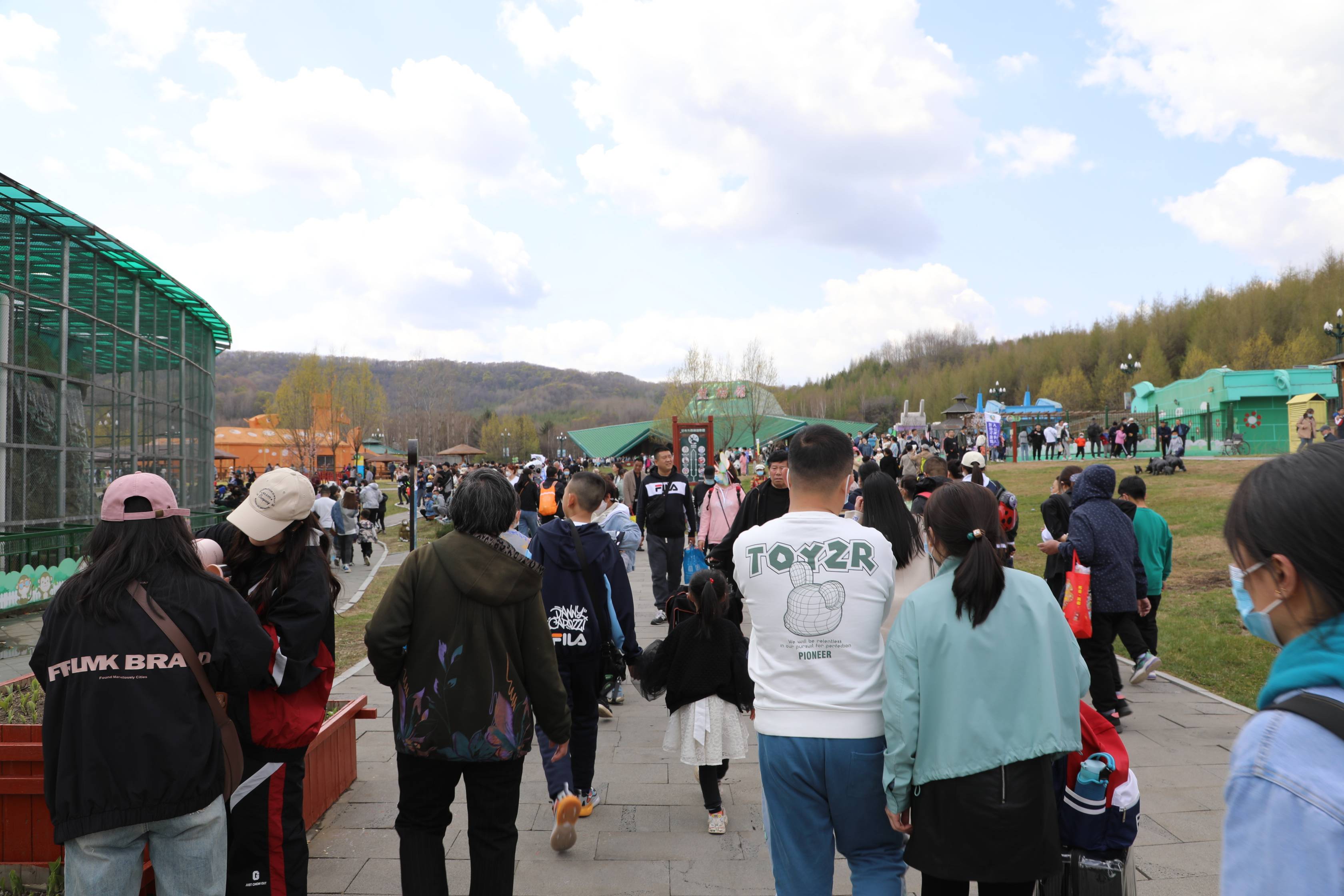 中国最北熊猫馆人气创新高,亚布力度假区成为五一旅游热门目的地_游客