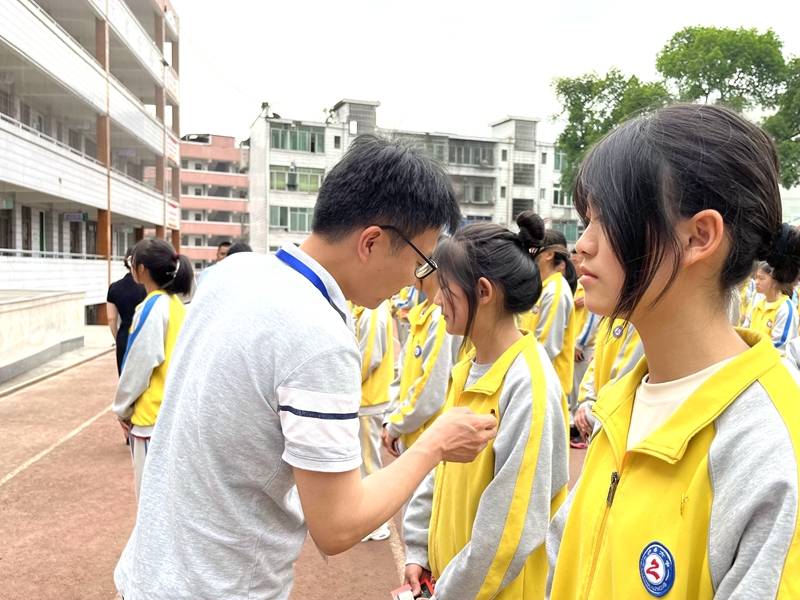 泸县六中贾定军图片