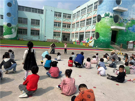 防震减灾，安全你我盱眙县铁佛镇中心幼儿园(图3)