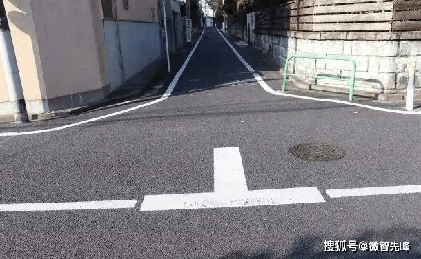 如果房子正好在三岔路口的路头的话,而且路的方向和自家大门方向一致