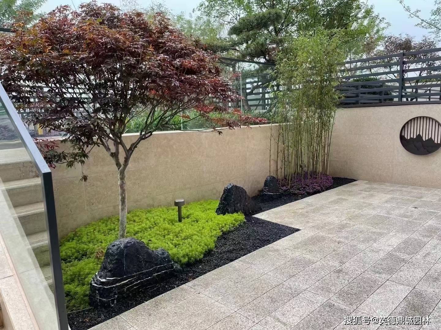 黑山石可以置放在庭院的院角处,还可以用于加工定制水钵造型景观设计