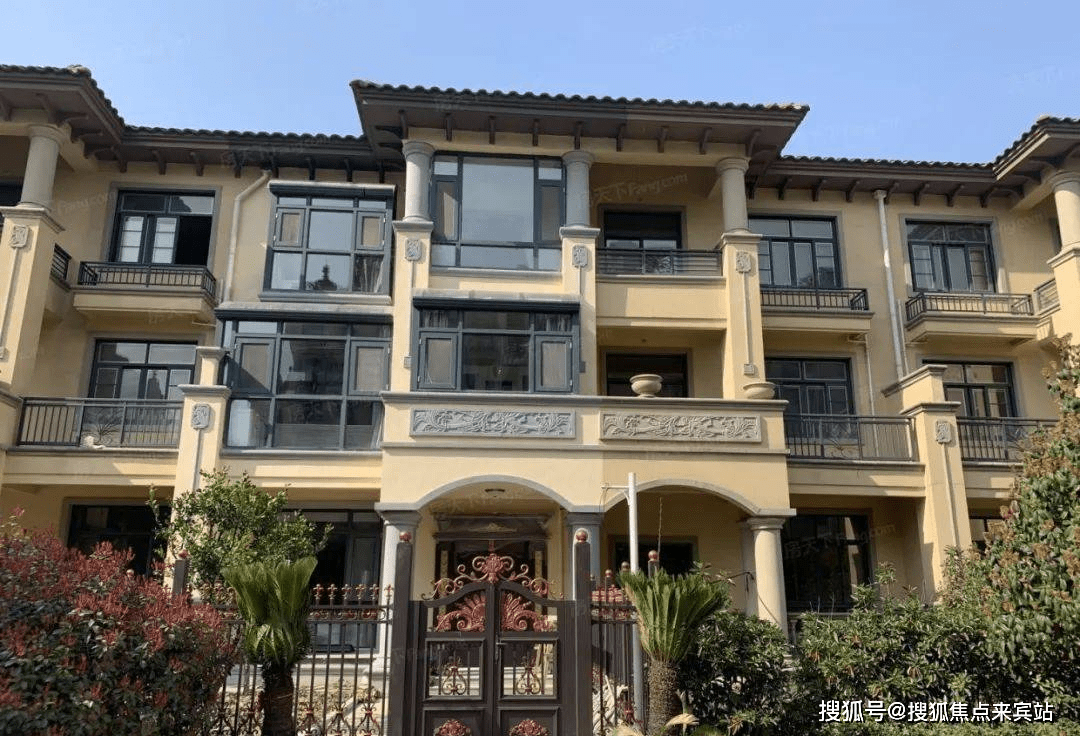 东莞凤岗世城悦湖花园,坐拥约1138亩城芯生态湖泊,饱揽绝美一线湖景