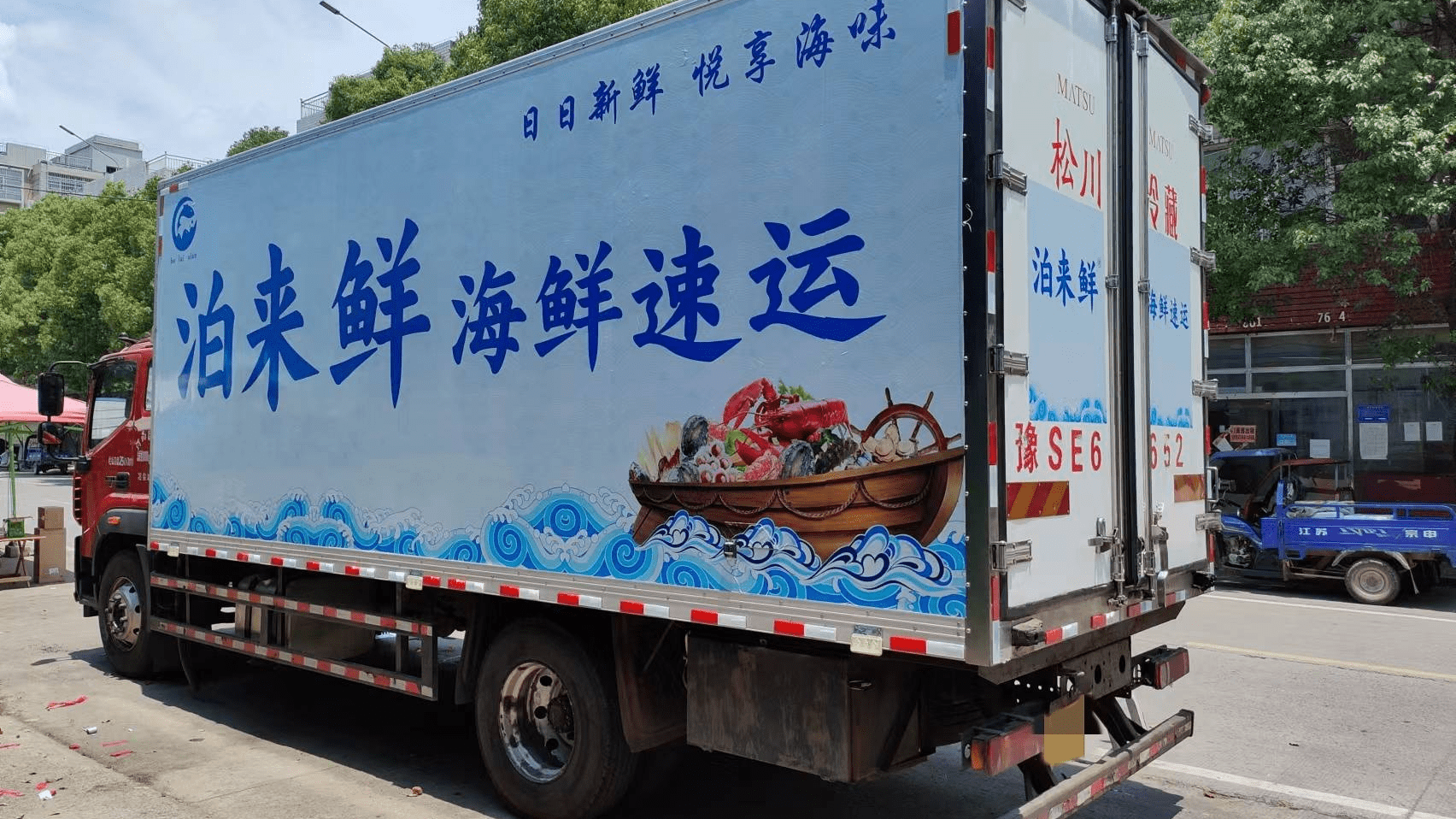 以下是一些常见的鲜活海鲜运输方法:1,快速运输:选择快速的运输方式