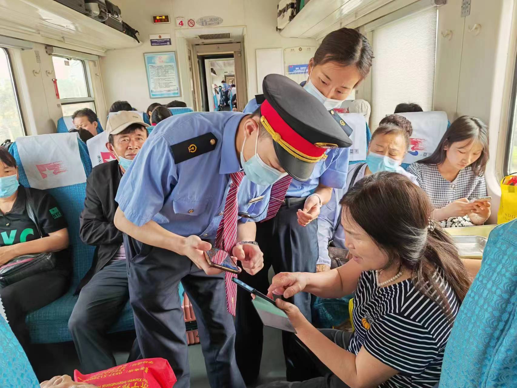 八旬老人手術後坐火車 列車長熱情服務傳遞愛心_車廂_棗莊_姜巖